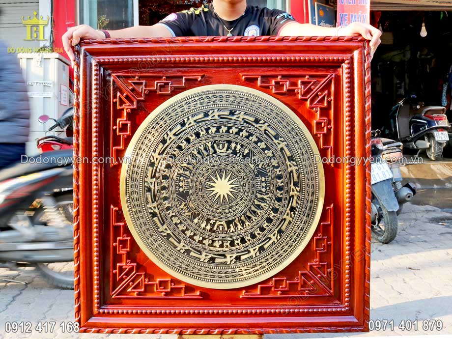 Bức tranh mặt trống đồng đ&uacute;c l&agrave; d&ograve;ng tranh treo tường được y&ecirc;u th&iacute;ch